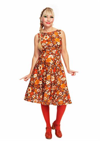 Blomstret brun og orange ærmeløs kjole med skrålommer fra Cissi och Selma